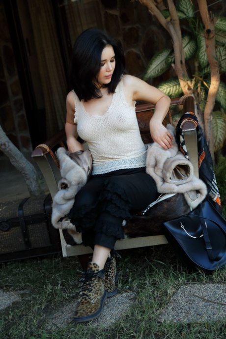 성인야사 - 흑발의 동양계 미녀 모델 그녀가 누드사진을 찍을 줄 몰랐다 2 번째 이미지