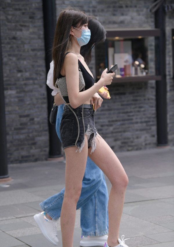 친구랑 쇼핑중인 숏팬츠 차이니스걸 6 번째 이미지