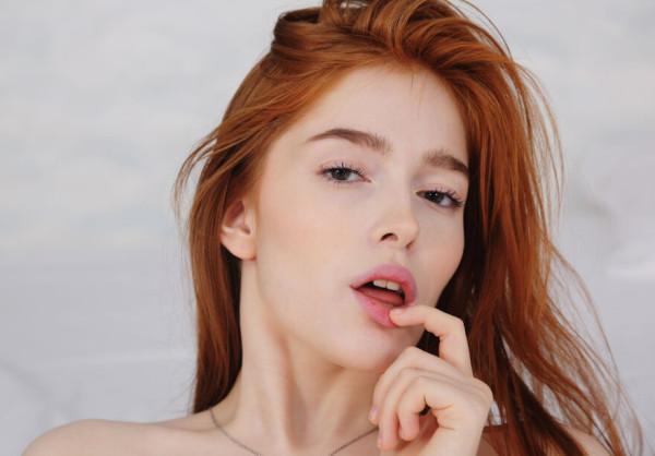 서양야사 -장미가 잘 어울리는 미녀방송인 누드사진 17 번째 이미지